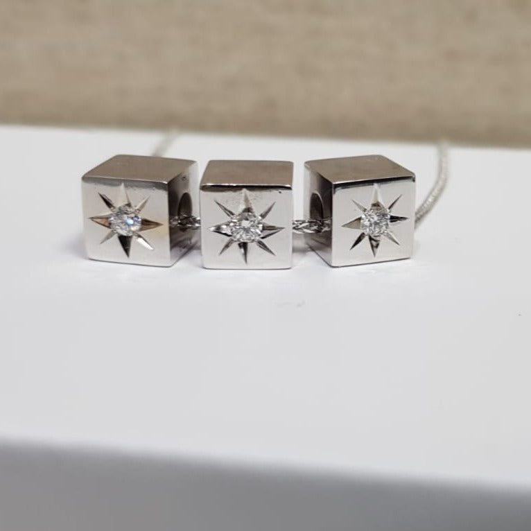 שרשרת ותליוני שמות זהב 14 קראט לבן ויהלומים