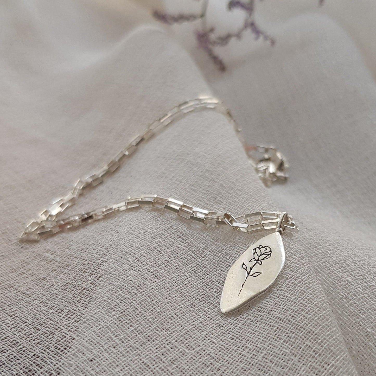תליון ורד - AlmaJewelryShop Online boutique for gold and silver jewelry