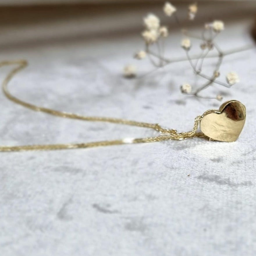 A gold dainty heart necklace - AlmaJewelryShop Online boutique for gold and silver jewelry