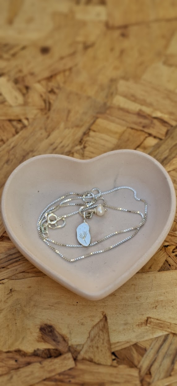 תליון ופשוטים הדברים ומותר בם לנגוע - מאיה