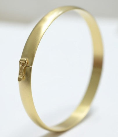 צמיד זהב יוקרתי שמשדר עצמה וכוח