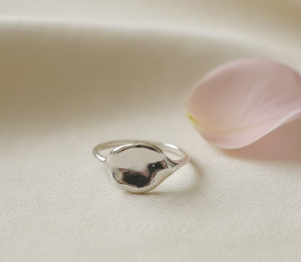 טבעת עגולה בעיצוב אורגני | טבעת כסף סטרלינג בעבודת יד | Alma Jewelry Shop – בוטיק אונליין לתכשיטי כסף וזהב בעיצוב טבעי וזורם