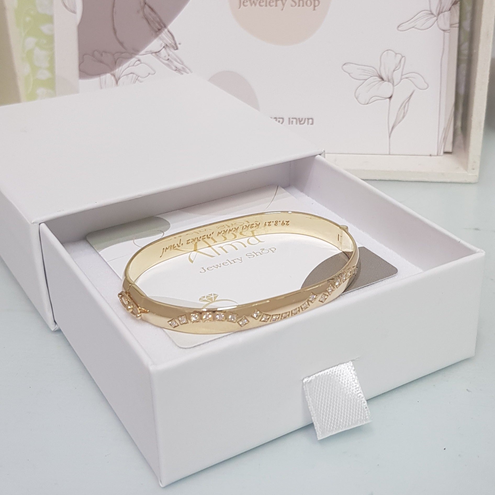 צמיד ייחודי בזהב ויהלומים מהמם לאשה חזקה ועצמאית