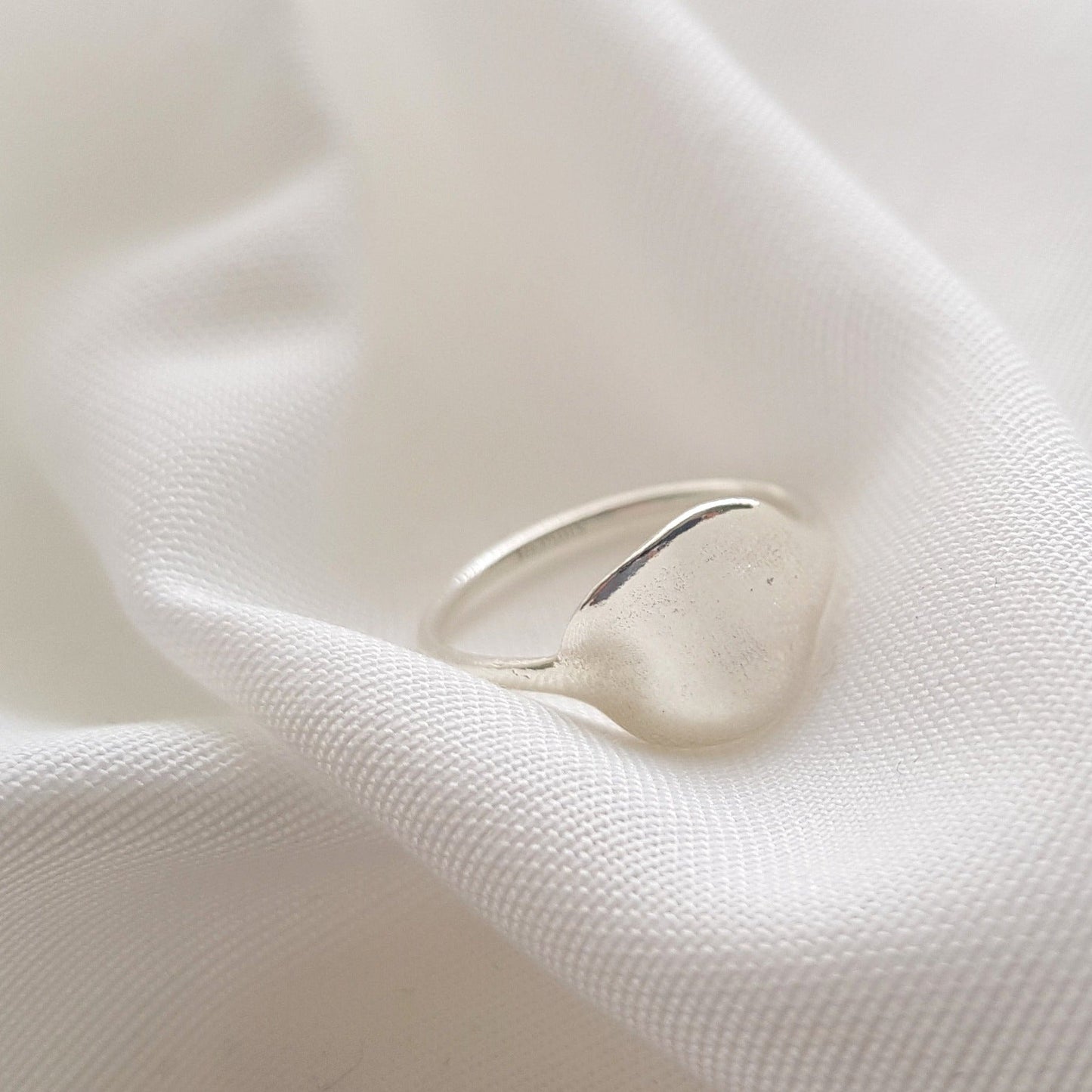 טבעת עגולה אורגנית מכסף סטרלינג בעבודת יד | Alma Jewelry Shop תכשיטי כסף וזהב